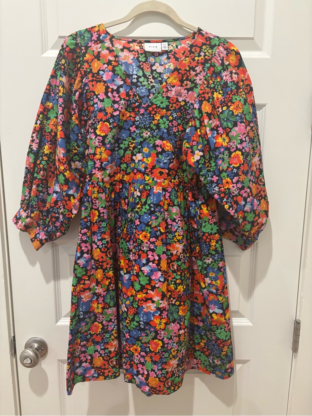 VILA Black Floral Puff-Sleeve Dress with Bright Blooms